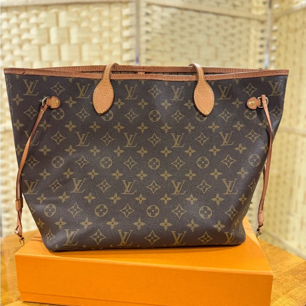 Louis Vuitton Neverfull MM Monogram - Picture 12 of 17
